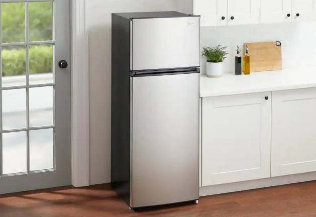 DO NOT BUY - Vissani 7.1 Cubic Foot Top Freezer Refrigerator In