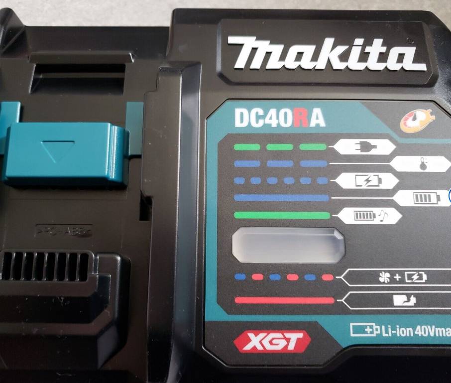 Chargeur Li-Ion pour batteries 40V Max XGT - MAKITA DC40RA
